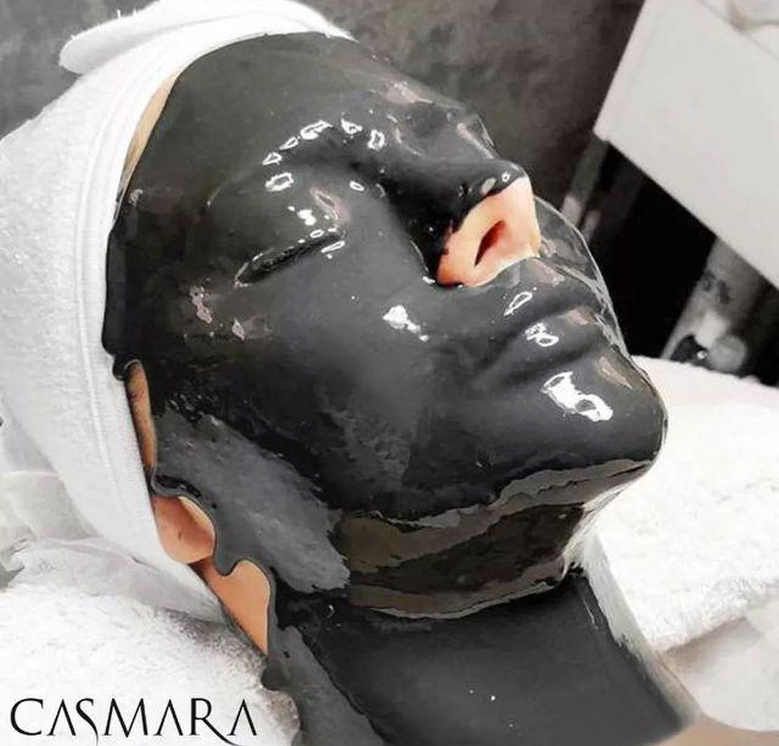 mujer-visitando-cosmetologa-y-realizando-procedimientos-de-rejuvenecimiento 1 (1)