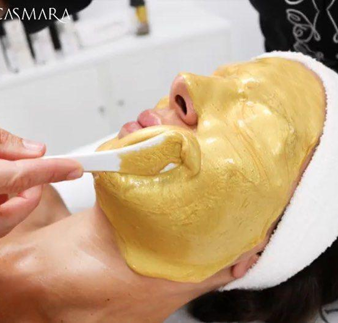 mujer-visitando-cosmetologa-y-realizando-procedimientos-de-rejuvenecimiento 1 (2)