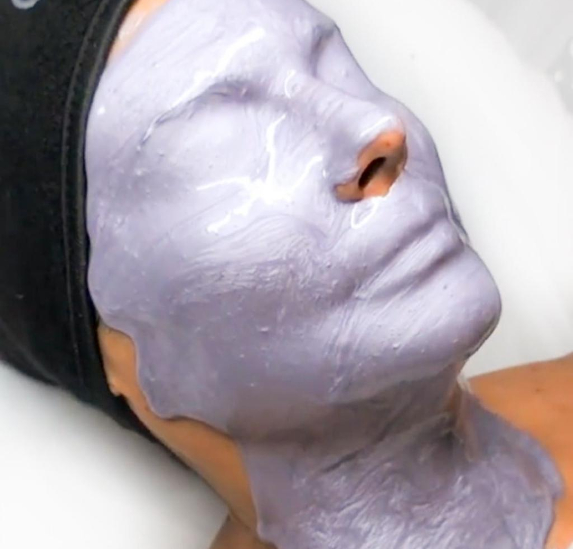 mujer-visitando-cosmetologa-y-realizando-procedimientos-de-rejuvenecimiento 1 (3)