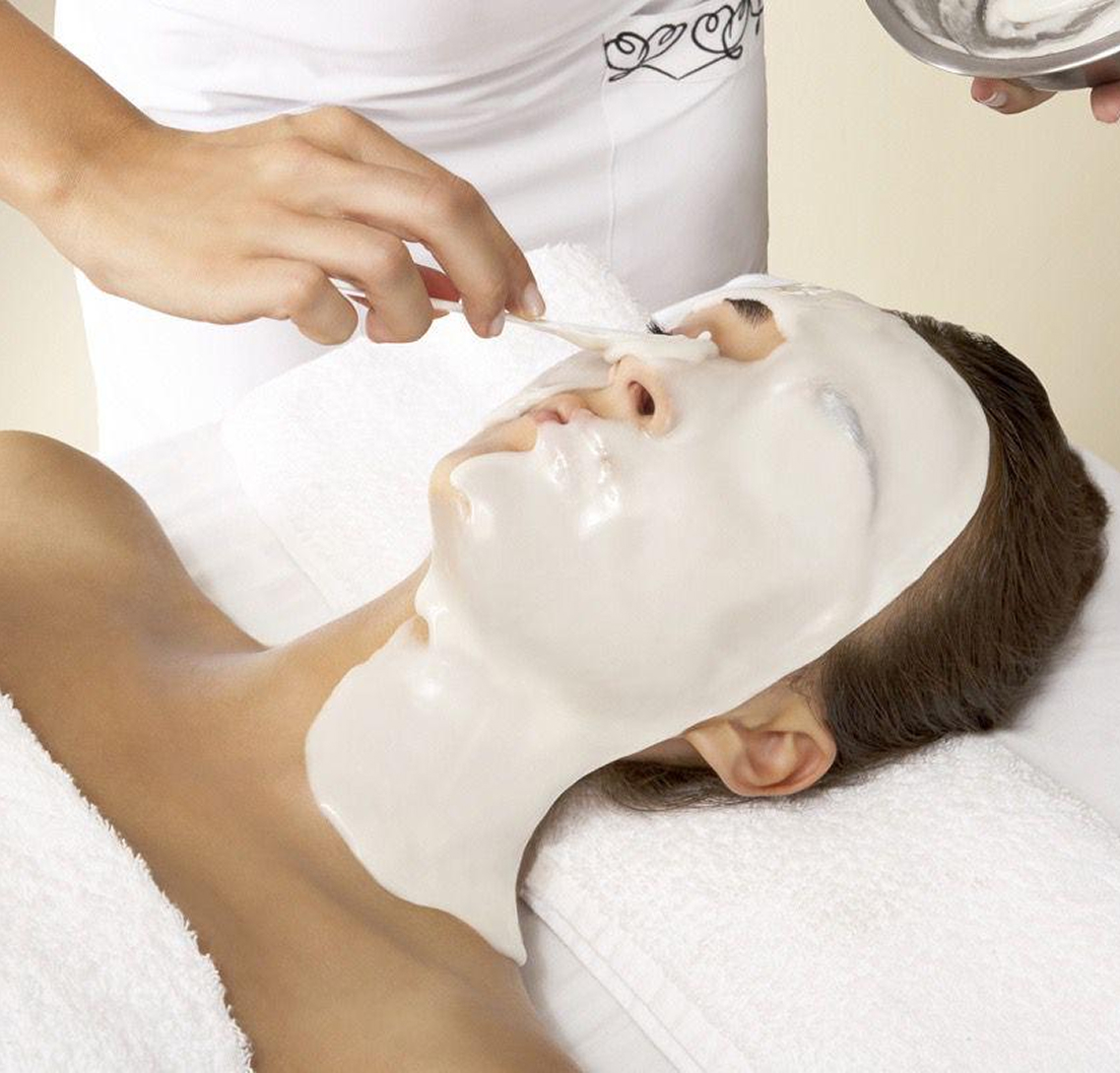 mujer-visitando-cosmetologa-y-realizando-procedimientos-de-rejuvenecimiento 1 (5)