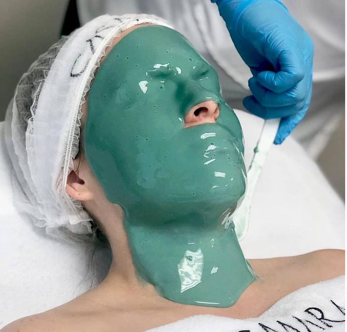 mujer-visitando-cosmetologa-y-realizando-procedimientos-de-rejuvenecimiento 1